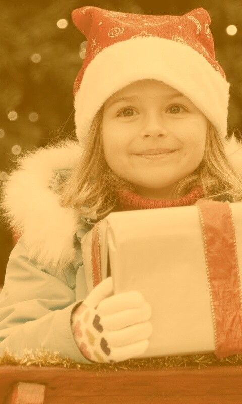 Ребенок с подарком обои