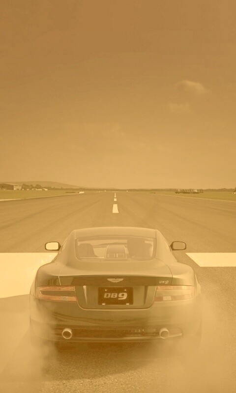 Aston на взлетной полосе обои