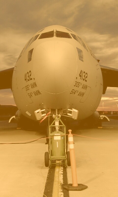 Самолет на взлетной полосе обои