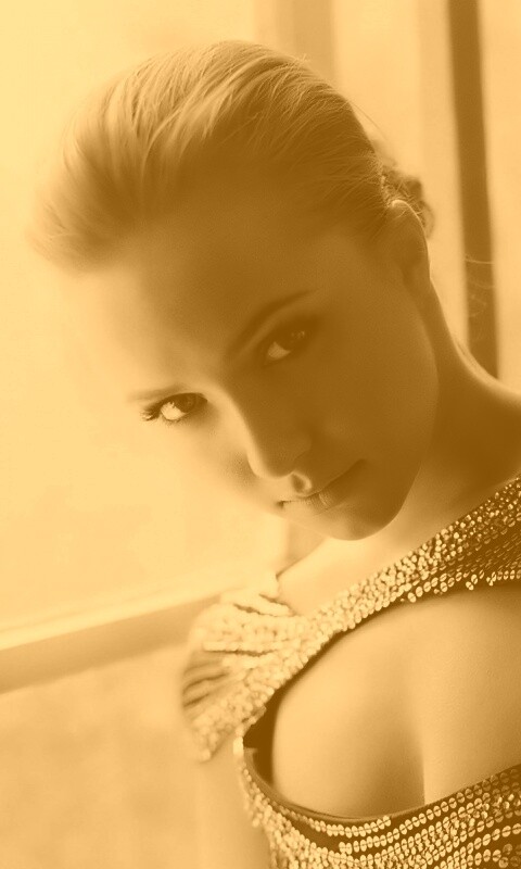 Блондинка у окна обои