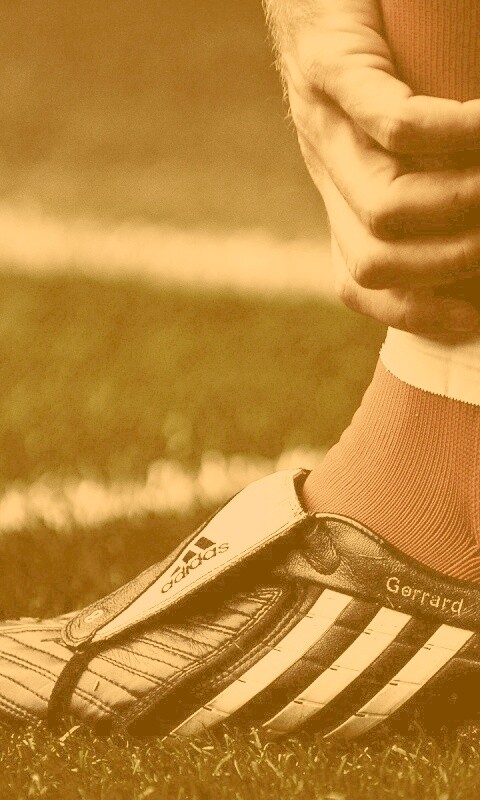 Левая нога футболиста в бутсе обои