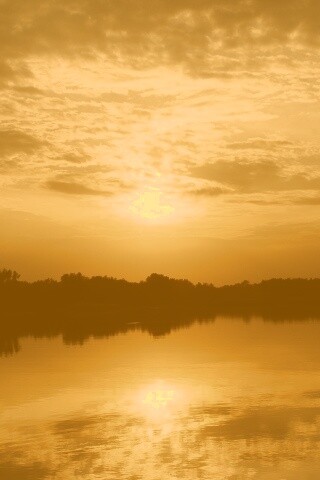 Закат отражается в озере обои