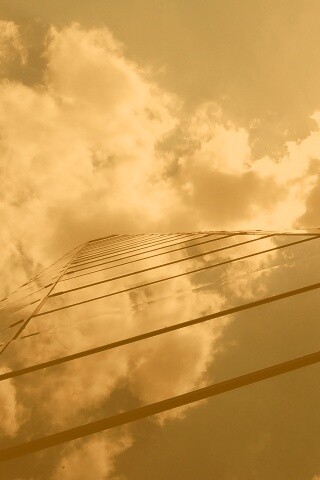 Стеклянный небоскреб уходящий в небо обои