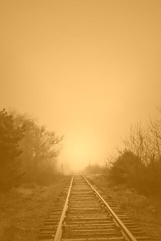Железная дорога уходит в туман обои