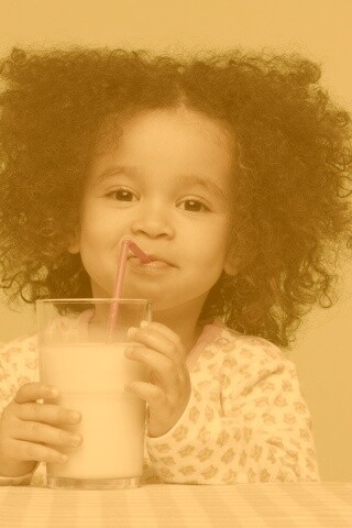 Девочка пьет молоко обои