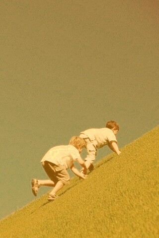 Дети взбираются в гору обои