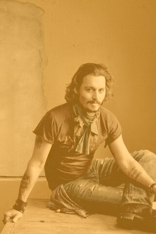 Джонни Депп на столе обои