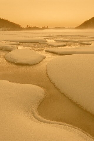 Полынья на замерзшем озере обои