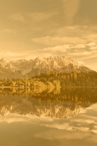 Горы отражаются в озере обои