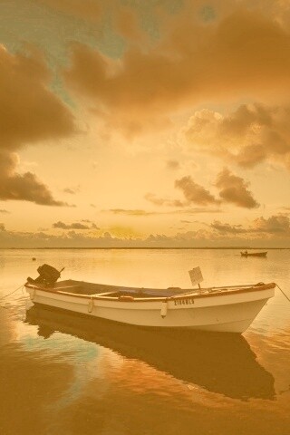 Тучи над озером обои