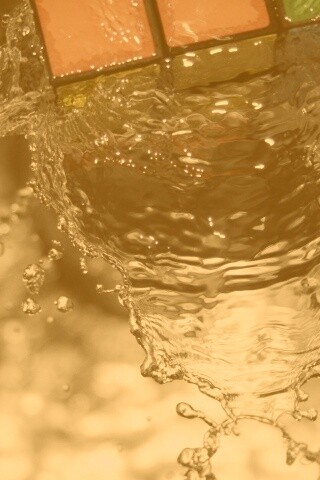 Кубик рубика в воде обои