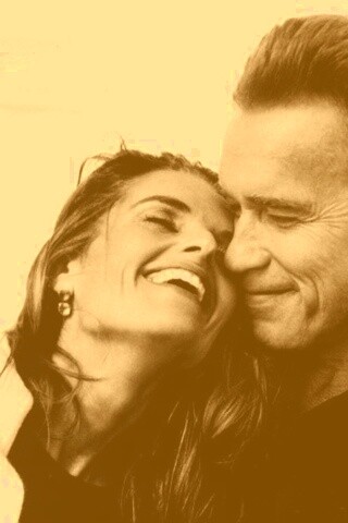 Арнольд Шварцнегер с девушкой обои