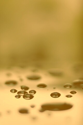 Темные капли на зеркальнйо поверхности обои