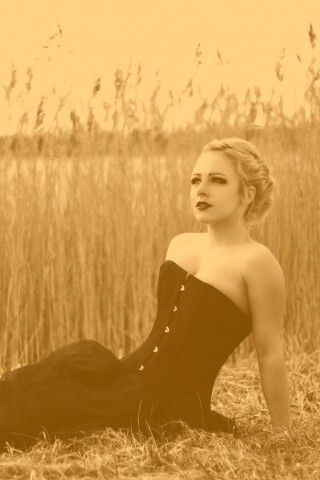 Девушка на траве в черном корсете обои