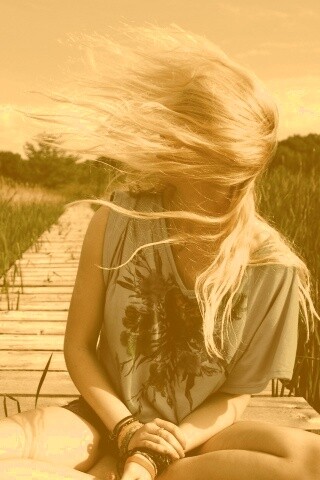 Девушка и ветер обои