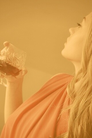 Девушка с бокалом обои