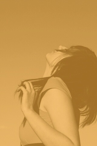 Взгляд брюнетки в небо обои