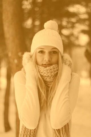 Девушка в белом в снежном лесу обои