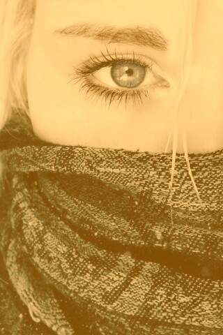 Блондинка с шарфом на лице обои