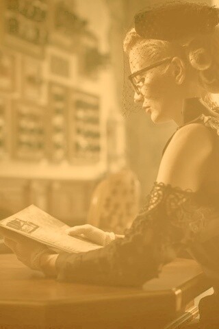 Витажная девушка в кафе обои