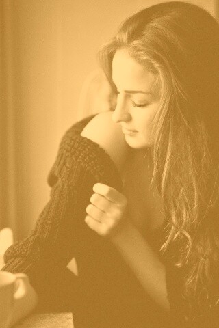 Обнаженное плечо и чашка кофе обои