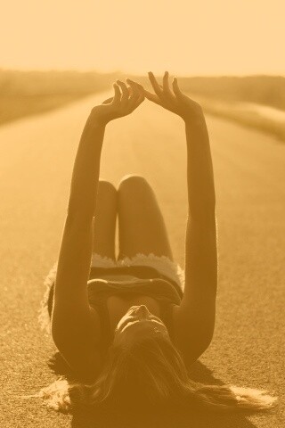 Девушка на асфальте обои