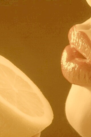 Лимон и губы обои