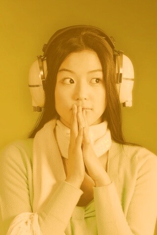 Японка в наушниках обои