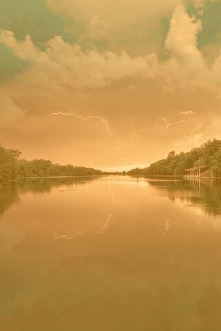 Молнии на фоне заката, стандартные обои mac обои