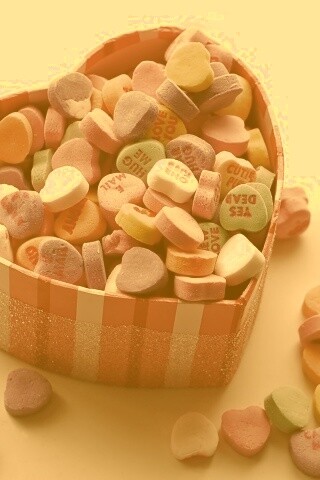 Конфеты в форме сердца обои