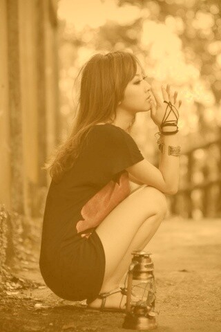 Японская девушка и масляный фонарь обои