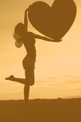 С сердцем в руках обои