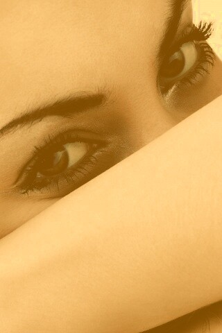 Девушка прикрыла лицо рукой обои