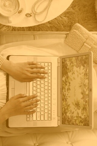 Девушка с ноутбуком vaio обои