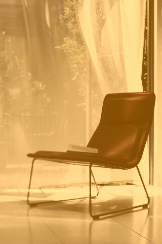 Стул перед занавеской обои