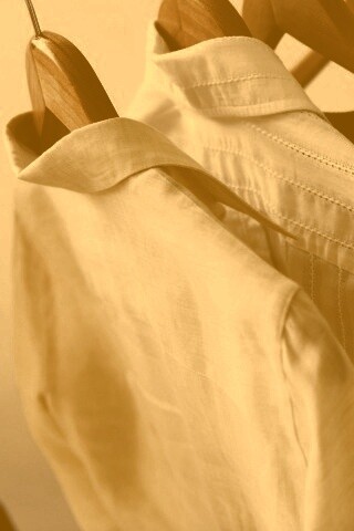 Вещи на вешалке обои