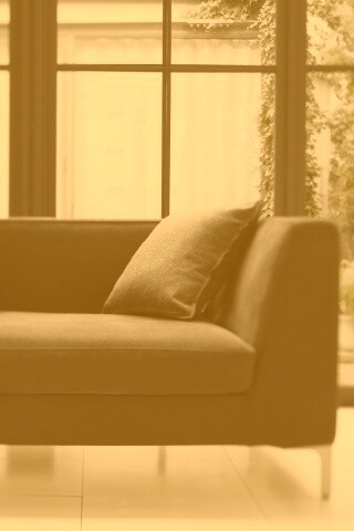 Диван в комнате обои