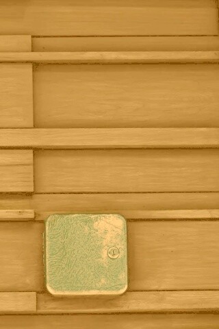 Коробка на деревянной стене обои