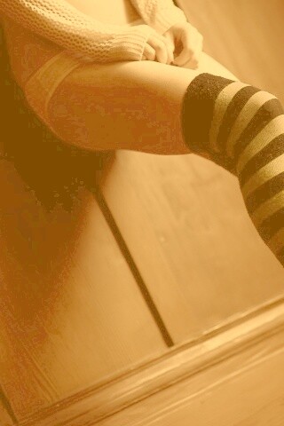 Ножки в полосатых чулках обои