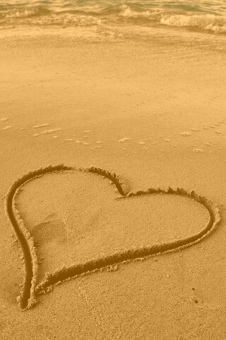 Аккуратное сердце на песке обои