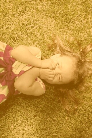 Девочка на траве обои