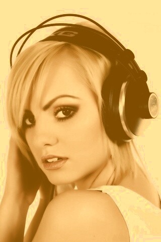 Девушка в наушниках обои