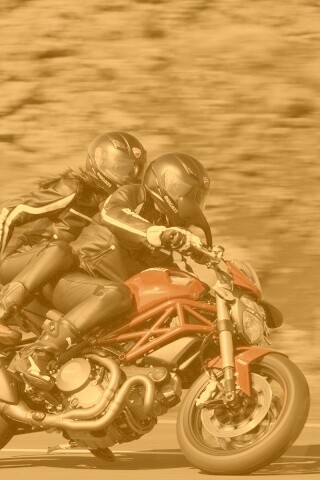 Байкер с девушкой на мотоцикле обои