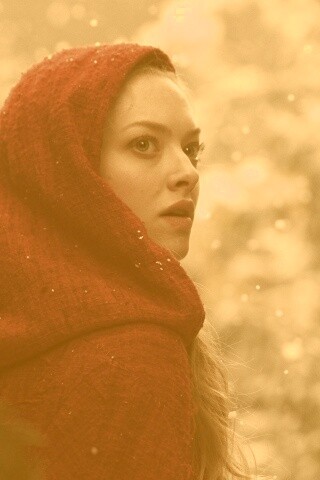 Amanda Seyfried in Red Riding Hood обои