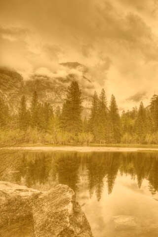 Красивый вид на маленькое горное озеро обои