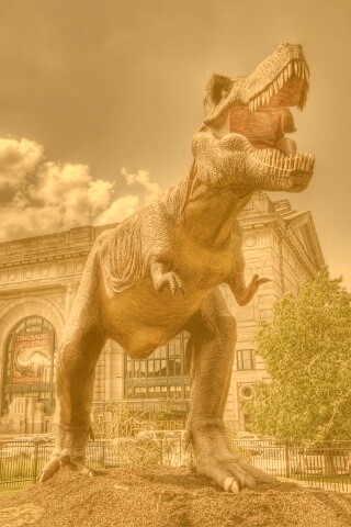 Скульптура динозавра рядом с музеем рептилий обои