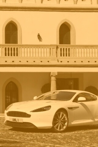 Астон Мартин в дворике дома обои