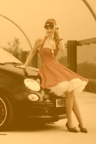 Черный фиат и девушка обои