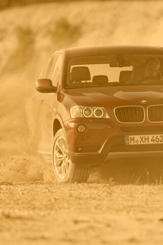 Кроссовер BMW в заносе обои