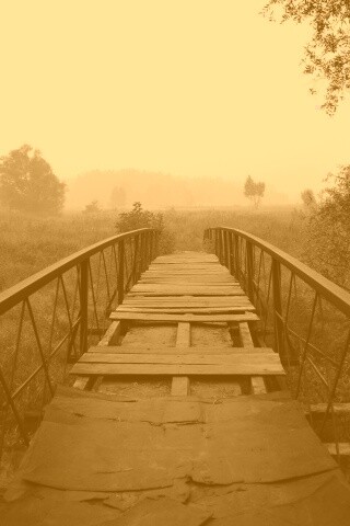 Старый мост на черно-белом фото обои